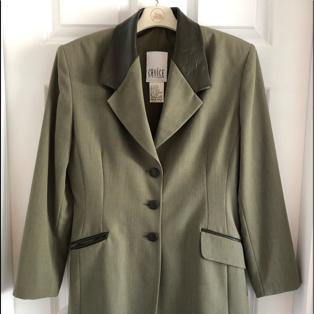 Not available til April

Very classy Ladies Blazer